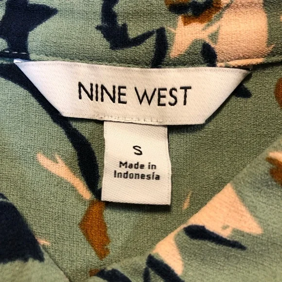 NWT Nine West Women’s Short Sleeve Knot-Hem Button-Down Green Floral Shirt S - Picture 3 of 10
